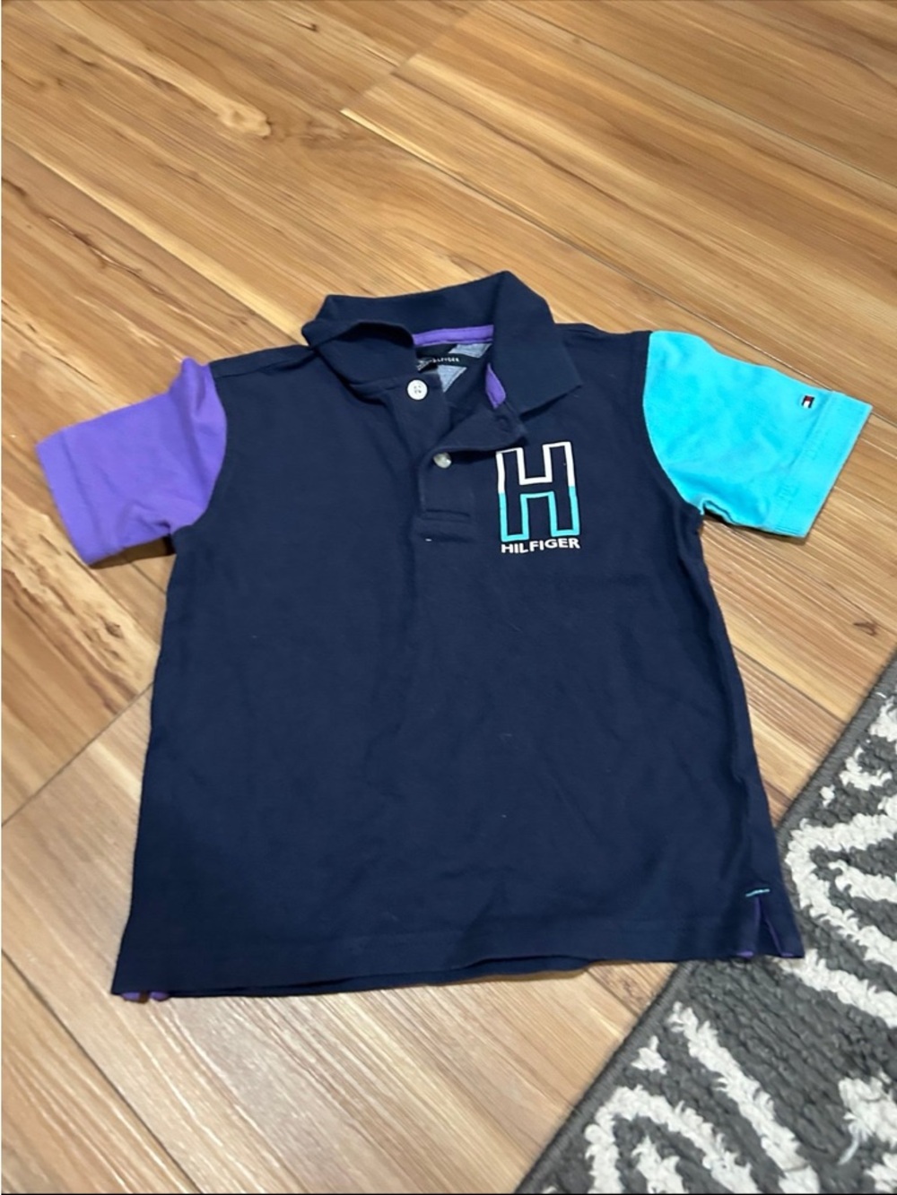 Tommy Hilfiger Boys Navy Polo with Purple & Aqua Sleeves Color block Size 5